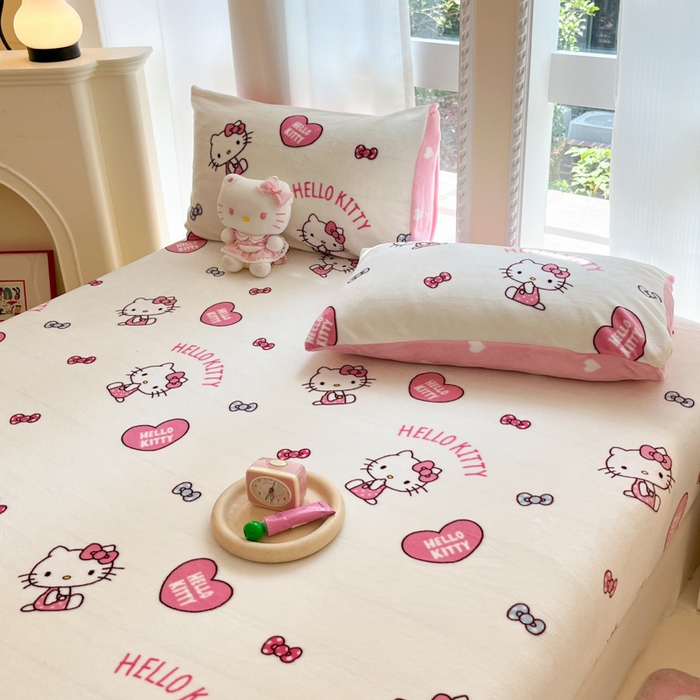 91家纺网 家纺一手货源 找家纺 博雅 2024新款三丽鸥牛奶绒小版床笠系列 牛奶绒小版-爱心KT猫