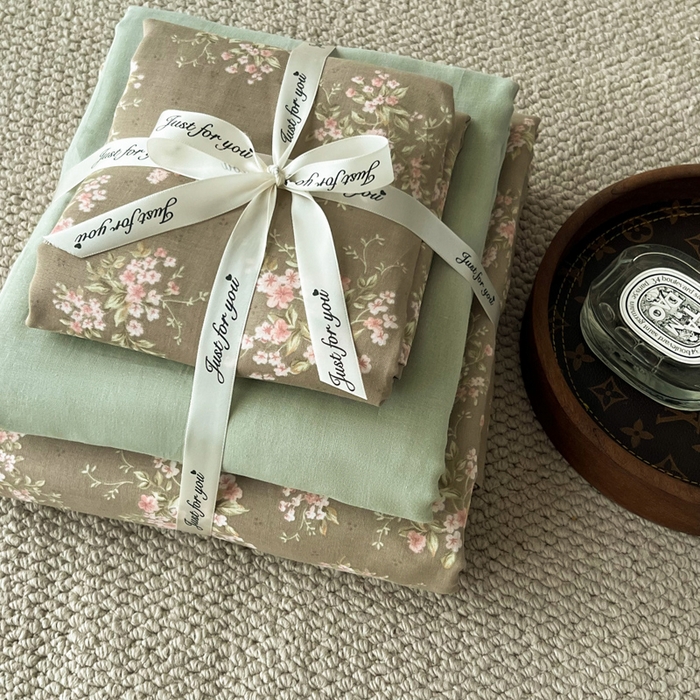 91家纺网 家纺一手货源 找家纺 一比一家纺 2025新款全棉母婴级抗菌有氧全棉双层纱亲肤全棉小清新印花三件套四件套 曼城旧事