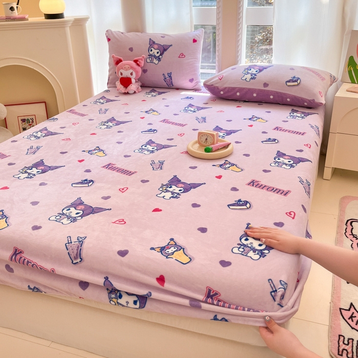 91家纺网 家纺一手货源 找家纺 博雅 2024新款三丽鸥牛奶绒小版床笠系列 牛奶绒小版-奶茶库洛米