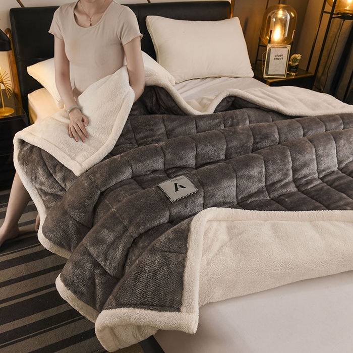 91家纺网 家纺一手货源 找家纺 恋绒家纺 2025新款加厚三层毛毯被牛奶绒复合毯子夹棉盖毯午睡毯子法莱绒毛毯 （亲肤绒-）-深灰