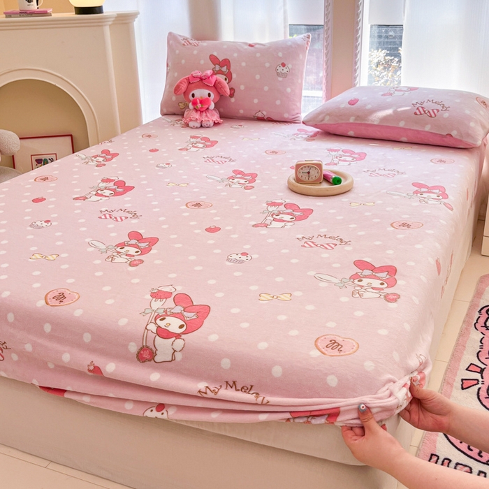 91家纺网 家纺一手货源 找家纺 博雅 2024新款三丽鸥牛奶绒小版床笠系列 牛奶绒小版-奶油美乐蒂