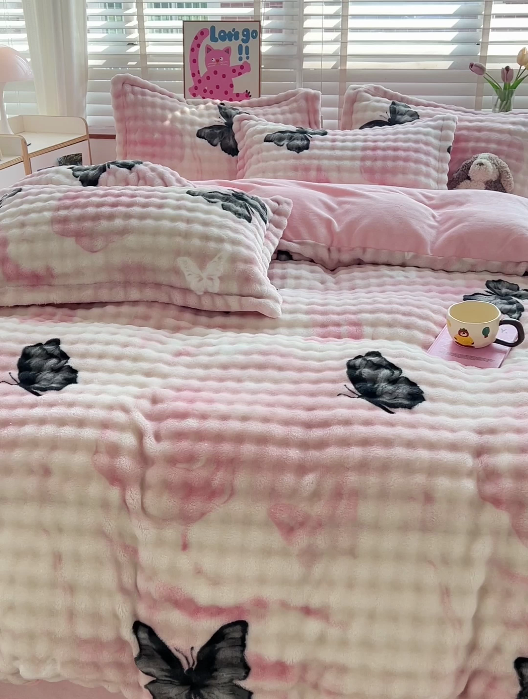 91家纺网 家纺一手货源 找家纺 鸿羽樱（鸿羽樱）家纺 2024新款加厚泡泡牛奶绒印花工艺立体四件套 蝴蝶-粉