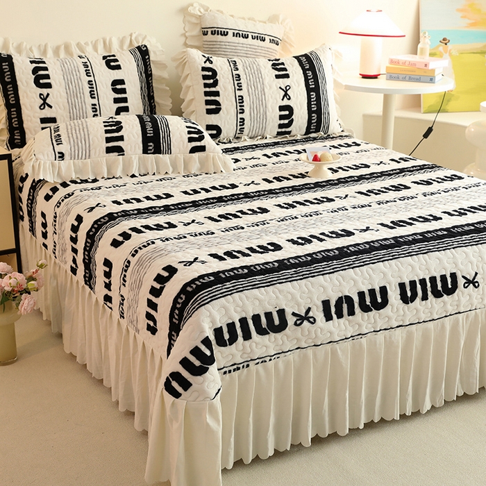 91家纺网 家纺一手货源 找家纺 （总）金盛皇朝家纺 2024秋冬新品高克重牛奶绒夹棉花边床盖系列