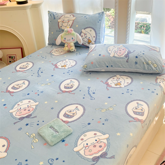 91家纺网 家纺一手货源 找家纺 博雅 2024新款三丽鸥牛奶绒小版床笠系列 牛奶绒小版-蓝色玉桂狗