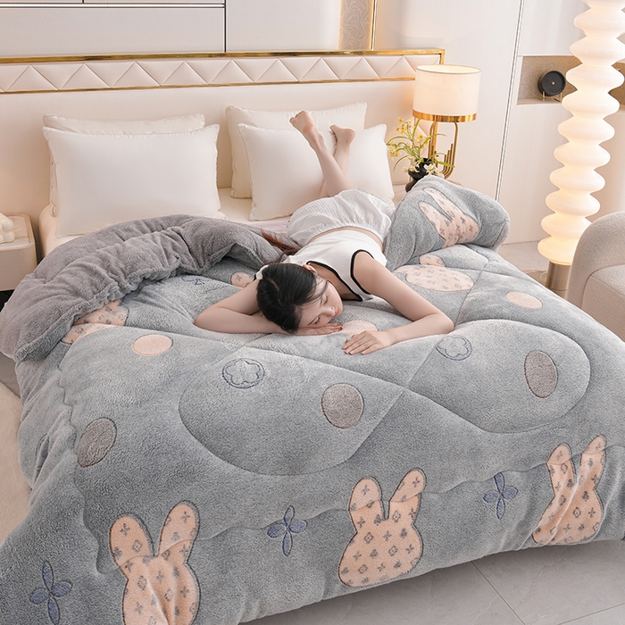 91家纺网 家纺一手货源 找家纺 南北家居 2024新款AB版雪花绒羊羔绒冬被被子被芯 比心兔兔