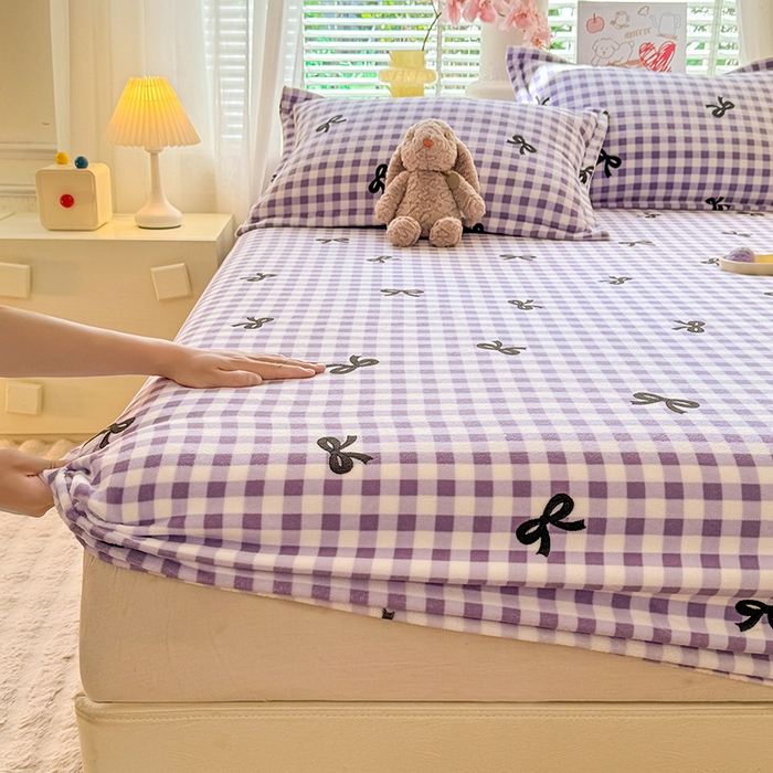 91家纺网 家纺一手货源 找家纺 妖妖家纺 2024新款200克牛奶绒单床笠 格子蝴蝶结-紫