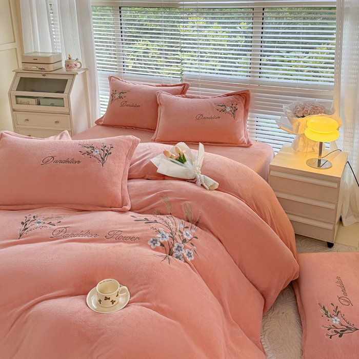 91家纺网 家纺一手货源 找家纺 金米诺 2024新款绣花牛奶绒四件套 麦穗-藕粉