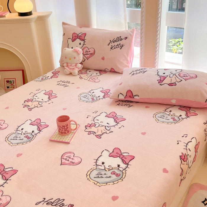 91家纺网 家纺一手货源 找家纺 博雅 2024新款三丽鸥牛奶绒小版床笠系列 牛奶绒小版-害羞KT猫