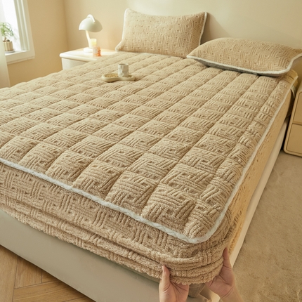 91家纺网 家纺一手货源 找家纺 卡伦家纺 2025新款塔芙绒方格纹加厚保暖夹棉床笠 格纹奶咖