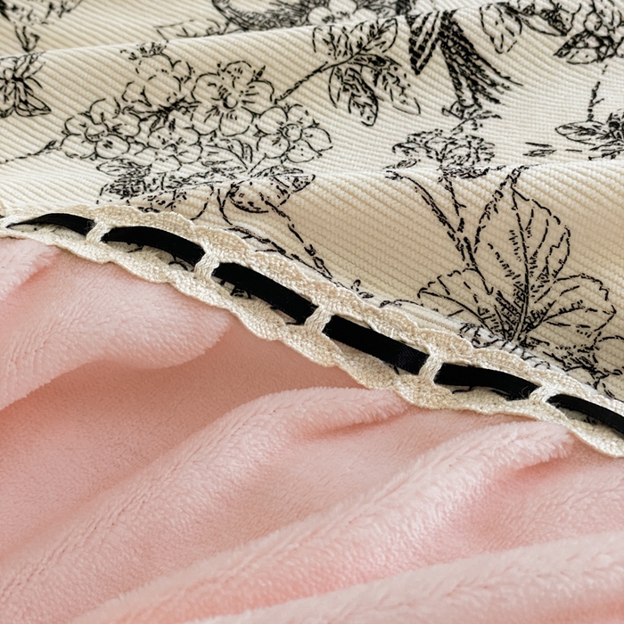 91家纺网 家纺一手货源 找家纺 一左一右 2024秋冬新款法式风复古印花褶皱花边保暖加厚高克重全消光牛奶绒四件套（提供买家秀） 仲夏粉