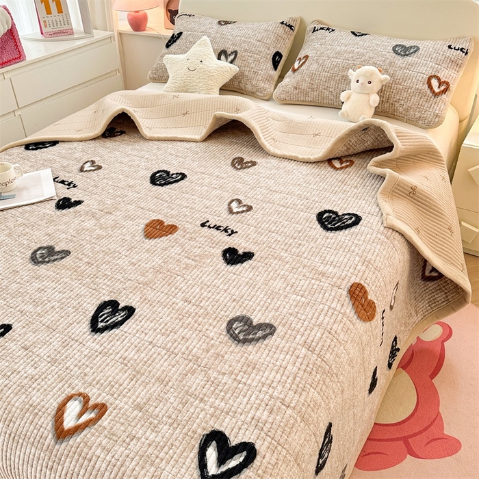 91家纺网 家纺一手货源 找家纺 梵朴 2024新款牛奶绒直角包边床盖 幸运心-咖