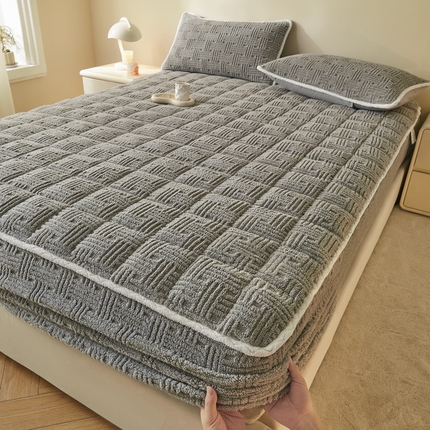 91家纺网 家纺一手货源 找家纺 卡伦家纺 2025新款塔芙绒方格纹加厚保暖夹棉床笠 格纹浅灰