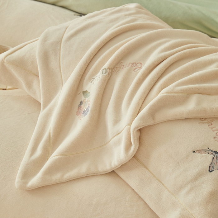 91家纺网 家纺一手货源 找家纺 新方向 2025新款全消光A类刺绣牛奶绒四件套-悦动 悦动-奶油白