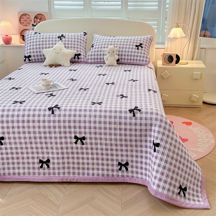 91家纺网 家纺一手货源 找家纺 梵朴 2024新款牛奶绒直角包边床盖 蝴蝶结紫