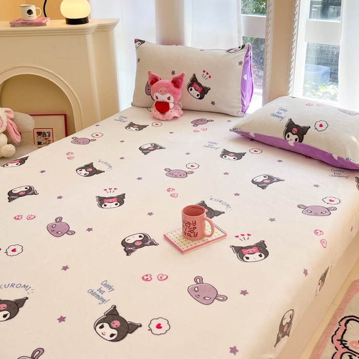 91家纺网 家纺一手货源 找家纺 博雅 2024新款三丽鸥牛奶绒小版床笠系列 牛奶绒小版-满版库洛米