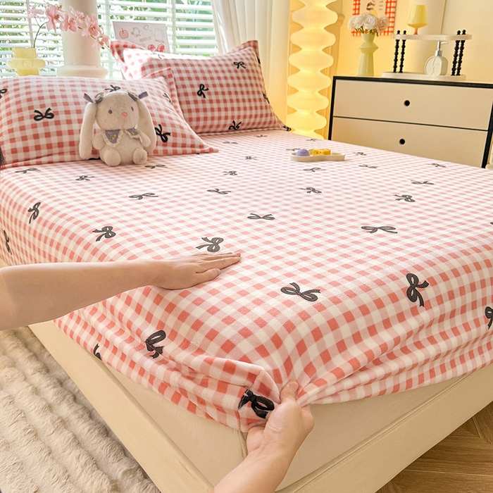 91家纺网 家纺一手货源 找家纺 妖妖家纺 2024新款200克牛奶绒单床笠 格子蝴蝶结-粉