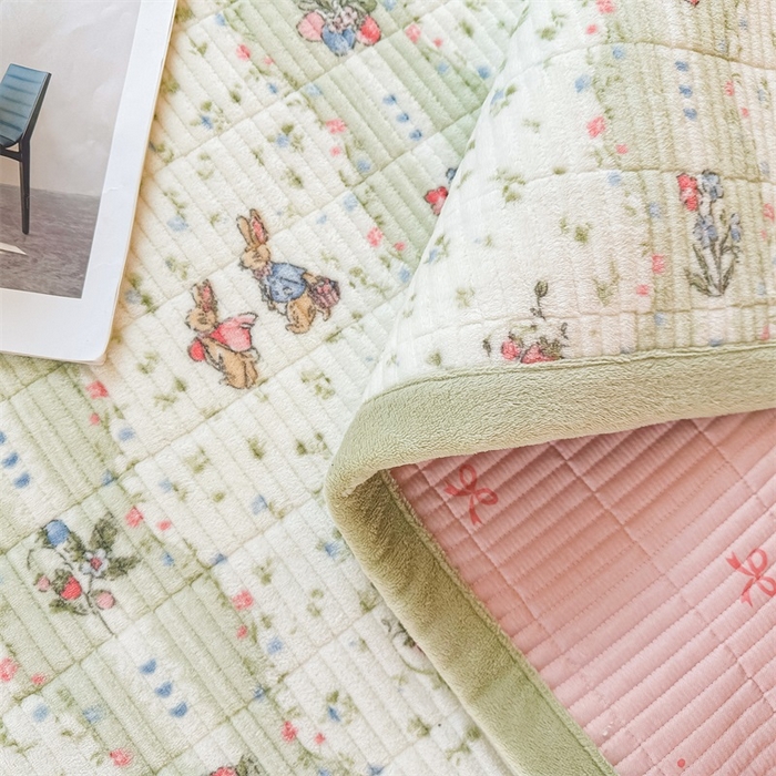 91家纺网 家纺一手货源 找家纺 梵朴 2024新款牛奶绒直角包边床盖 花开花兔-绿