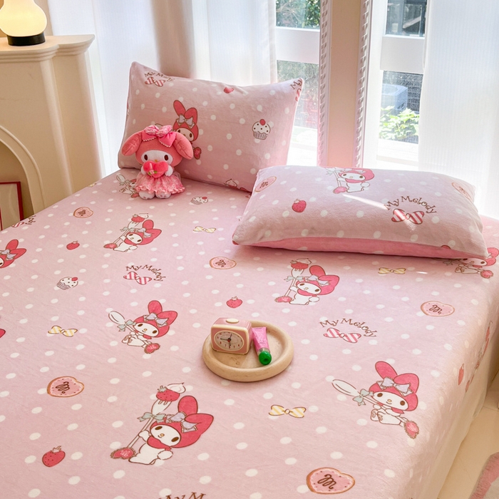 91家纺网 家纺一手货源 找家纺 博雅 2024新款三丽鸥牛奶绒小版床笠系列 牛奶绒小版-奶油美乐蒂