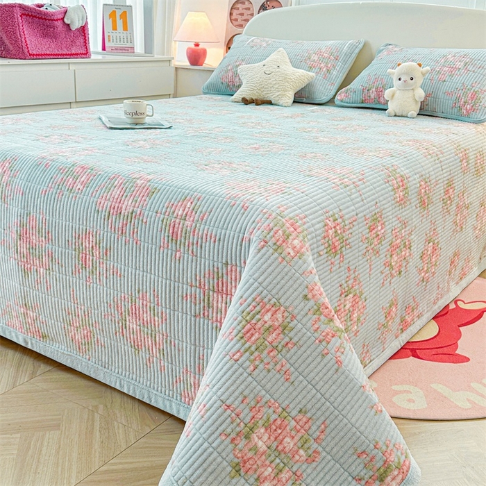 91家纺网 家纺一手货源 找家纺 梵朴 2024新款牛奶绒直角包边床盖 欧风花影-蓝