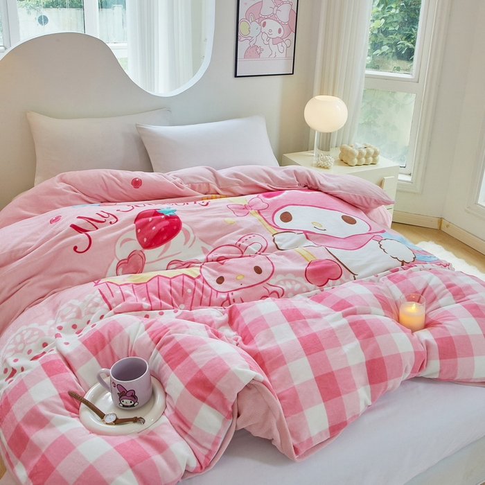 91家纺网 家纺一手货源 找家纺 蘭菲家纺 2024新款牛奶绒卡通三丽鸥单品被套 生日快乐