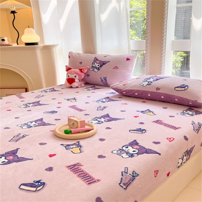 91家纺网 家纺一手货源 找家纺 博雅 2024新款三丽鸥牛奶绒小版床笠系列 牛奶绒小版-奶茶库洛米