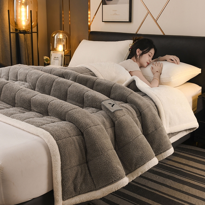 91家纺网 家纺一手货源 找家纺 恋绒家纺 2025新款加厚三层毛毯被牛奶绒复合毯子夹棉盖毯午睡毯子法莱绒毛毯 （亲肤绒-）-浅灰