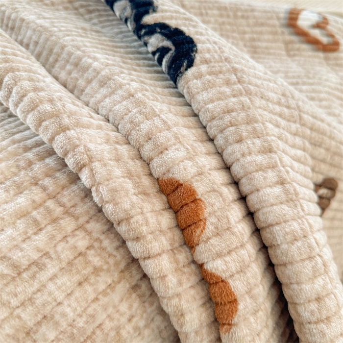 91家纺网 家纺一手货源 找家纺 梵朴 2024新款牛奶绒直角包边床盖 幸运心-咖