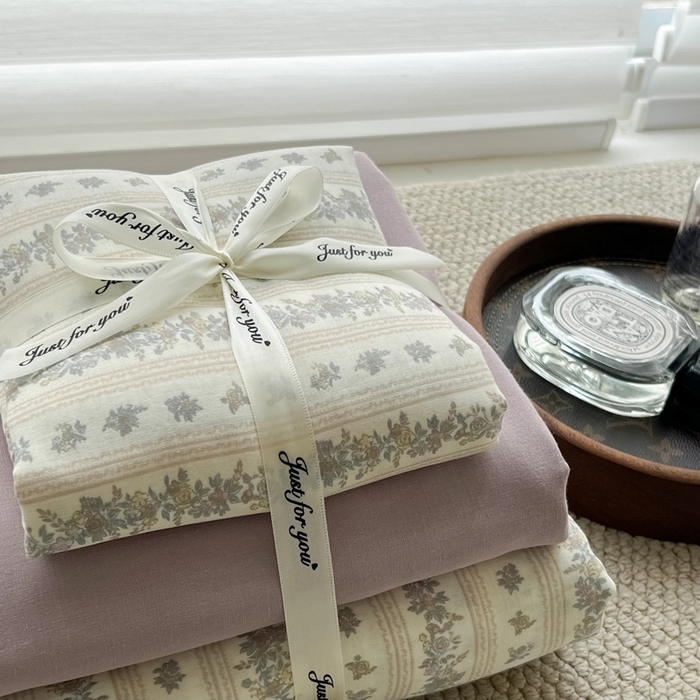 91家纺网 家纺一手货源 找家纺 一比一家纺 2025新款全棉母婴级抗菌有氧全棉双层纱亲肤全棉小清新印花三件套四件套 再见六丁目