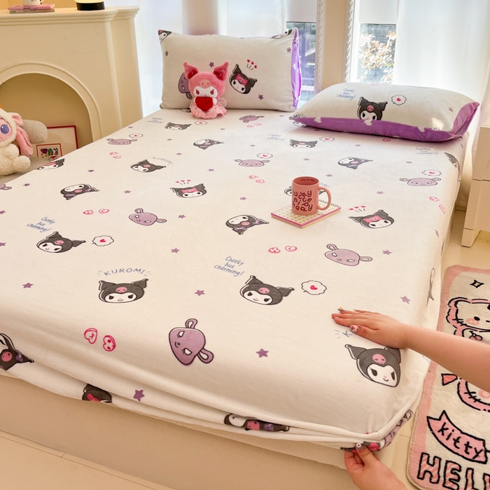 91家纺网 家纺一手货源 找家纺 博雅 2024新款三丽鸥牛奶绒小版床笠系列 牛奶绒小版-满版库洛米