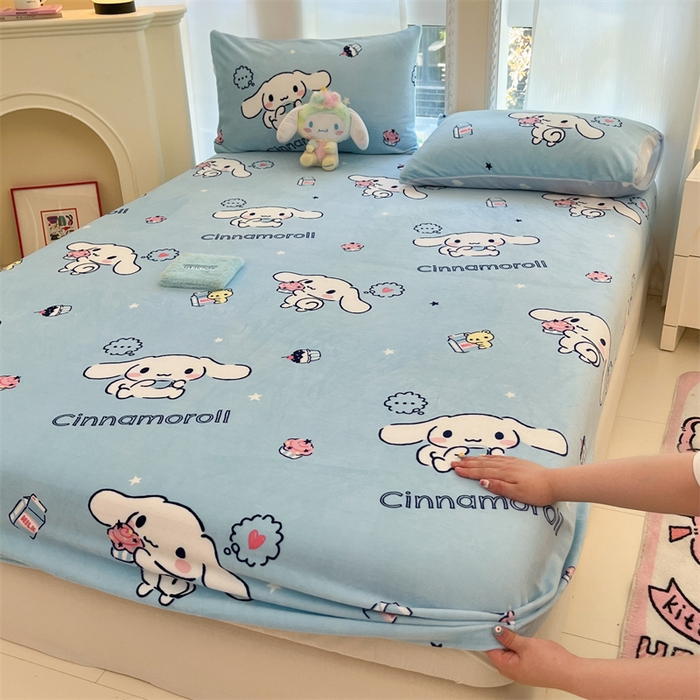 91家纺网 家纺一手货源 找家纺 博雅 2024新款三丽鸥牛奶绒小版床笠系列 牛奶绒小版-蛋糕玉桂狗