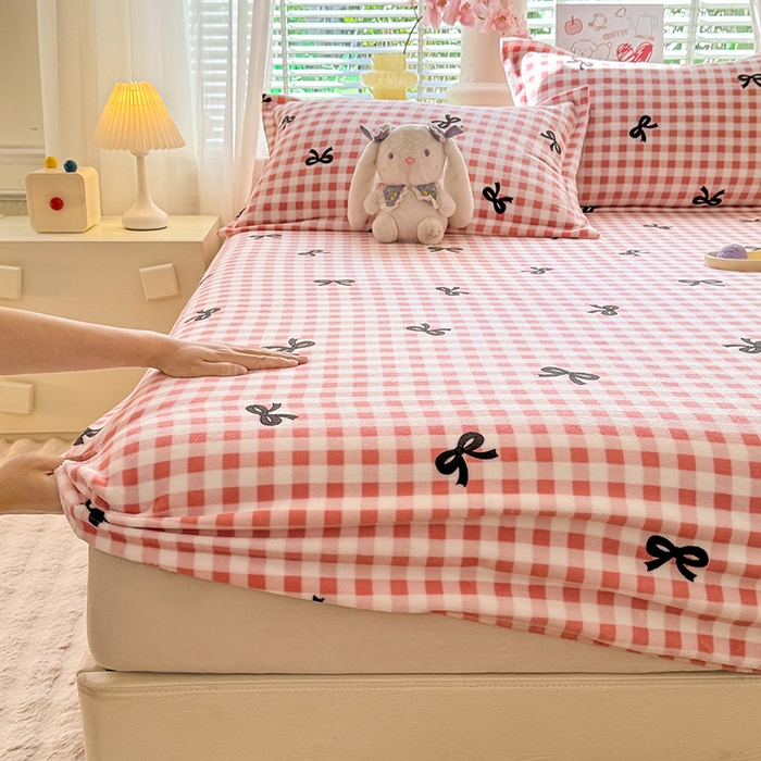 91家纺网 家纺一手货源 找家纺 妖妖家纺 2024新款200克牛奶绒单床笠 格子蝴蝶结-粉