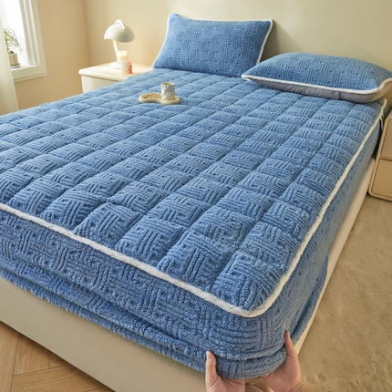 91家纺网 家纺一手货源 找家纺 卡伦家纺 2025新款塔芙绒方格纹加厚保暖夹棉床笠 格纹宝蓝