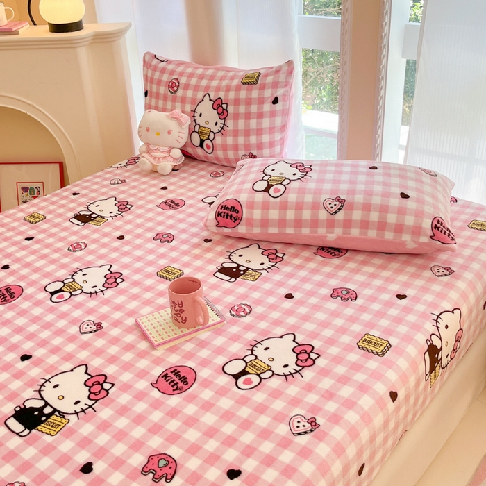 91家纺网 家纺一手货源 找家纺 博雅 2024新款三丽鸥牛奶绒小版床笠系列 牛奶绒小版-饼干KT猫