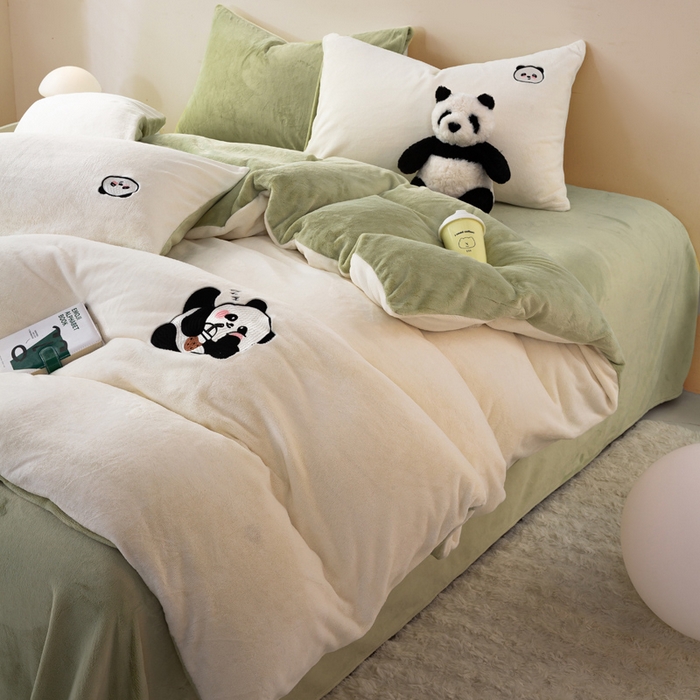 91家纺网 家纺一手货源 找家纺 沐晴家纺 2024新品秋冬加厚牛奶绒纯色简约绣花卡通四件套 熊猫（白+草绿）