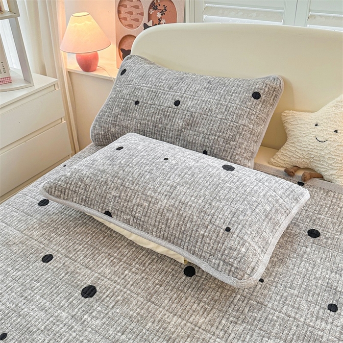 91家纺网 家纺一手货源 找家纺 梵朴 2024新款牛奶绒直角包边床盖 波点灰