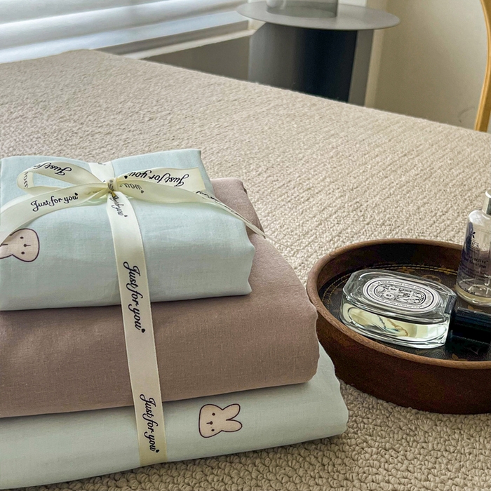 91家纺网 家纺一手货源 找家纺 一比一家纺 2025新款全棉母婴级抗菌有氧全棉双层纱亲肤全棉小清新印花三件套四件套 彼得兔