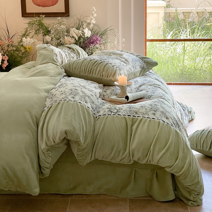 91家纺网 家纺一手货源 找家纺 一左一右 2024秋冬新款法式风复古印花褶皱花边保暖加厚高克重全消光牛奶绒四件套（提供买家秀） 复古绿