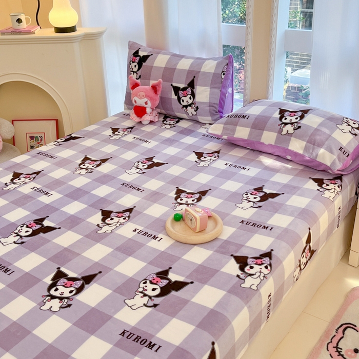 91家纺网 家纺一手货源 找家纺 博雅 2024新款三丽鸥牛奶绒小版床笠系列 牛奶绒小版-格子库洛米