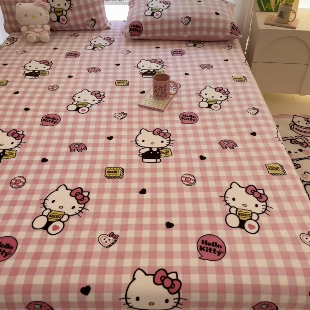 91家纺网 家纺一手货源 找家纺 博雅 2024新款三丽鸥牛奶绒小版床笠系列 牛奶绒小版-饼干KT猫