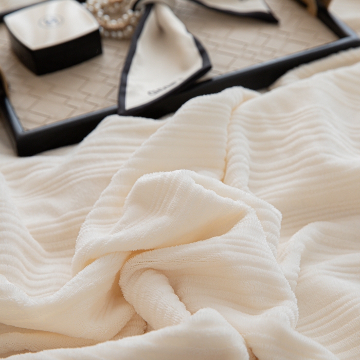 91家纺网 家纺一手货源 找家纺 简宜家居（朝初家纺） 2025新款宽边提花牛奶绒四件套 琉璃-奶白