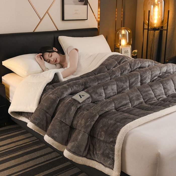 91家纺网 家纺一手货源 找家纺 恋绒家纺 2025新款加厚三层毛毯被牛奶绒复合毯子夹棉盖毯午睡毯子法莱绒毛毯 （亲肤绒-）-深灰