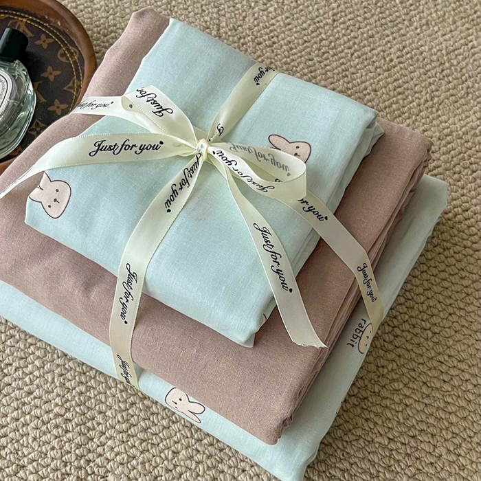 91家纺网 家纺一手货源 找家纺 一比一家纺 2025新款全棉母婴级抗菌有氧全棉双层纱亲肤全棉小清新印花三件套四件套 彼得兔