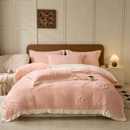 91家纺网 家纺一手货源 找家纺 （总）DC 2025新款B类雕花牛奶绒四件套-艾拉