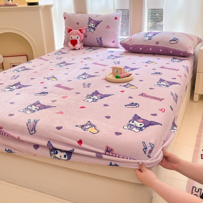 91家纺网 家纺一手货源 找家纺 博雅 2024新款三丽鸥牛奶绒小版床笠系列 牛奶绒小版-奶茶库洛米