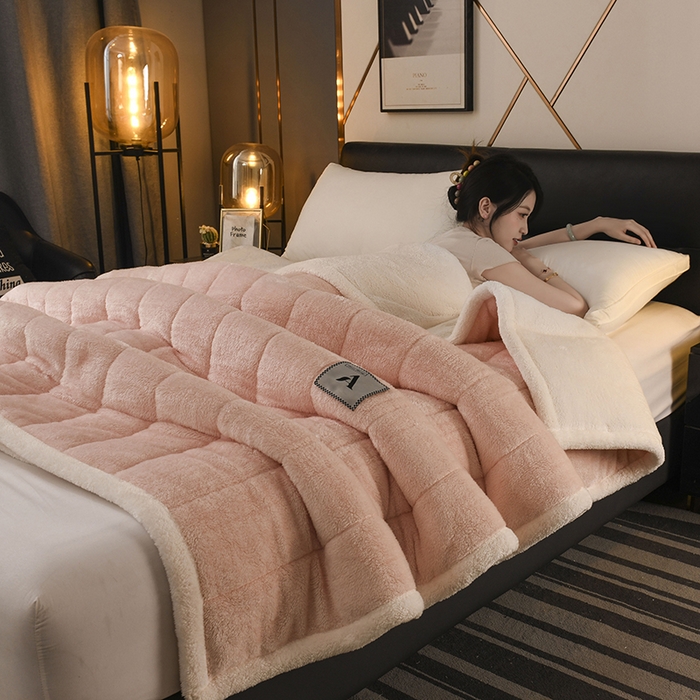 91家纺网 家纺一手货源 找家纺 恋绒家纺 2025新款加厚三层毛毯被牛奶绒复合毯子夹棉盖毯午睡毯子法莱绒毛毯 （亲肤绒-）-淡粉