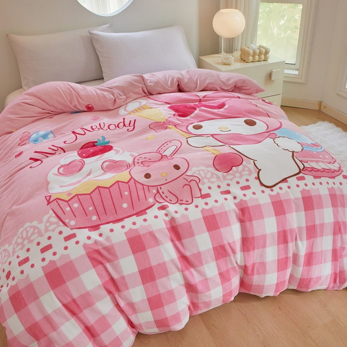 91家纺网 家纺一手货源 找家纺 蘭菲家纺 2024新款牛奶绒卡通三丽鸥单品被套 生日快乐