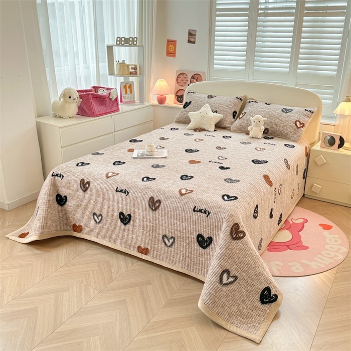 91家纺网 家纺一手货源 找家纺 梵朴 2024新款牛奶绒直角包边床盖 幸运心-咖