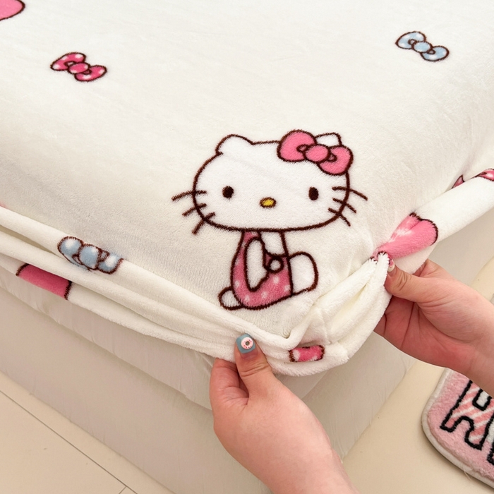 91家纺网 家纺一手货源 找家纺 博雅 2024新款三丽鸥牛奶绒小版床笠系列 牛奶绒小版-爱心KT猫