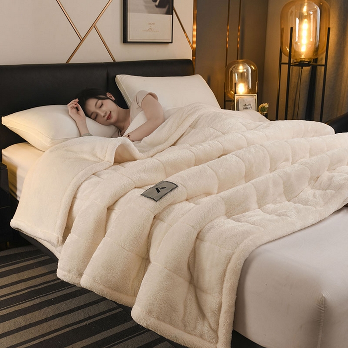 91家纺网 家纺一手货源 找家纺 恋绒家纺 2025新款加厚三层毛毯被牛奶绒复合毯子夹棉盖毯午睡毯子法莱绒毛毯 （亲肤绒-）-米白