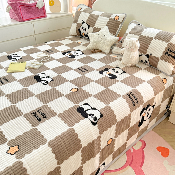 91家纺网 家纺一手货源 找家纺 梵朴 2024新款牛奶绒直角包边床盖 棋盘格熊猫